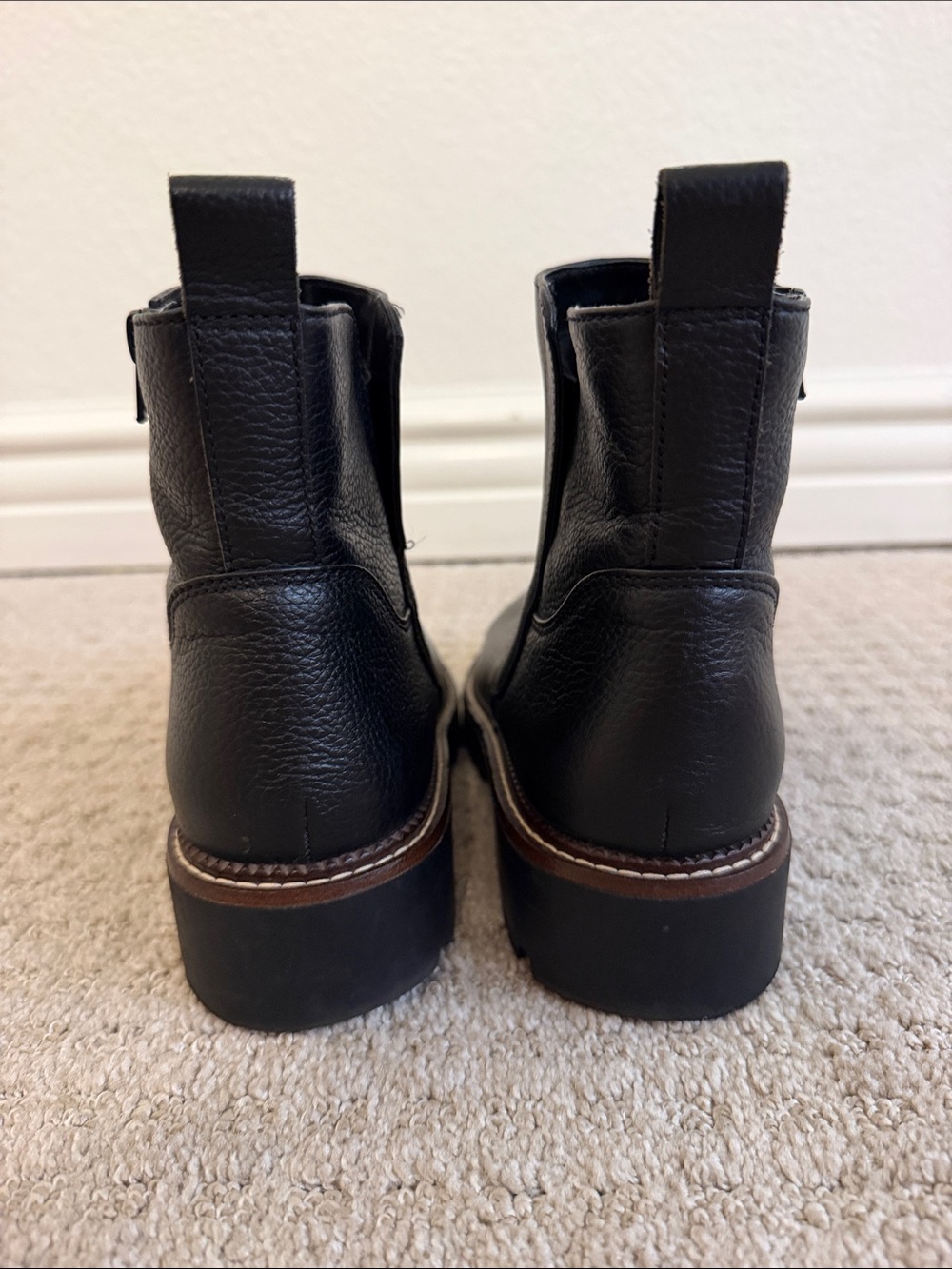 Nordstrom Black Water Resistant Leather Booties Zip Up 8.5- Lug Rubber Sole - Picture 4 of 9